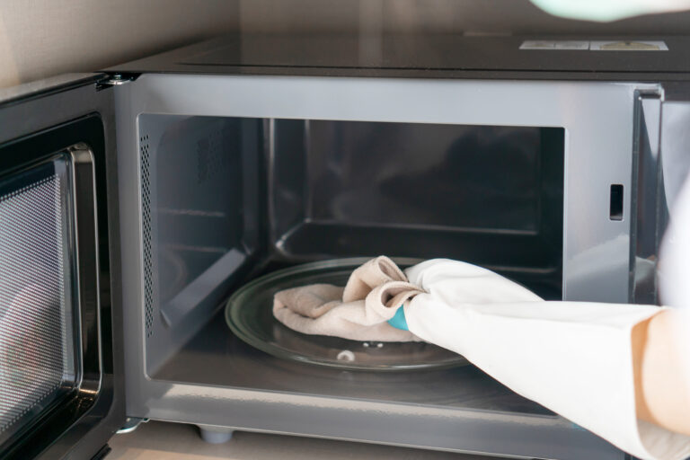 How to Clean a Microwave With Vinegar?