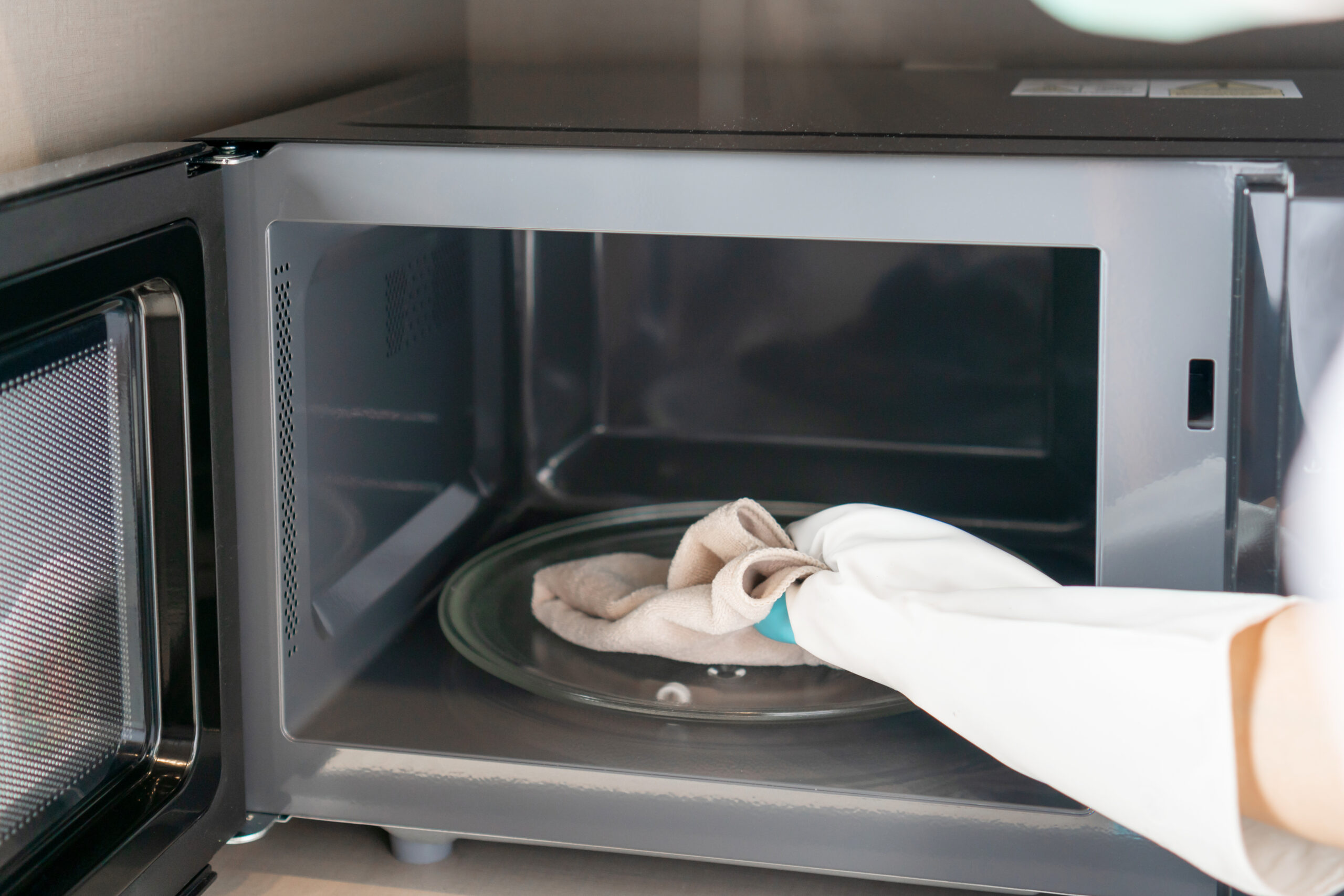 Clean a Microwave With Vinegar