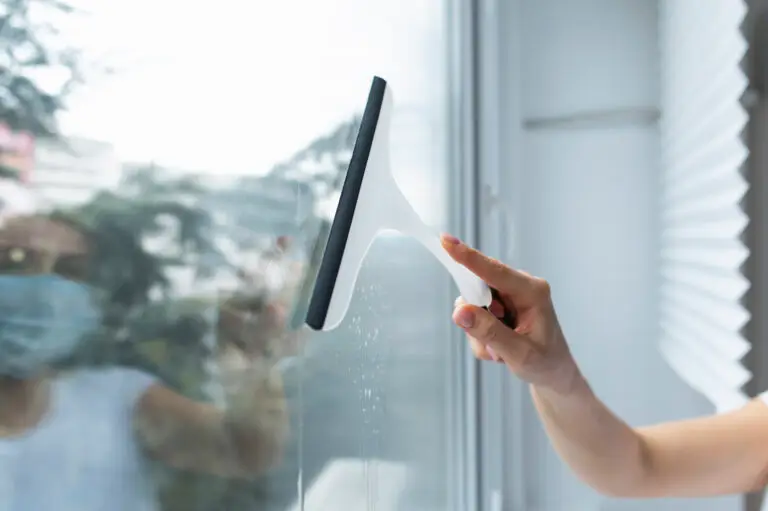 How to Clean Windows Without Streaks?