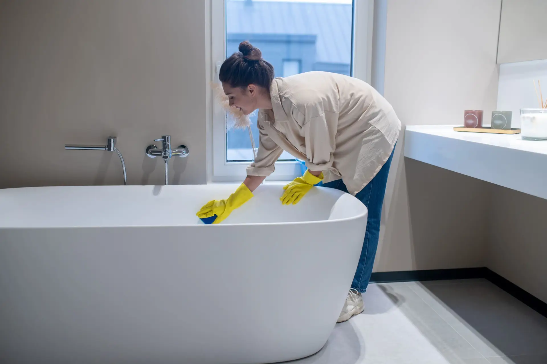 Can You Use Toilet Bowl Cleaner in the Bathtub