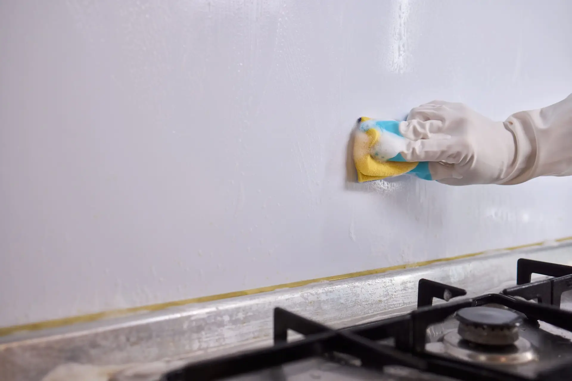 How to Remove Grease From Kitchen Walls