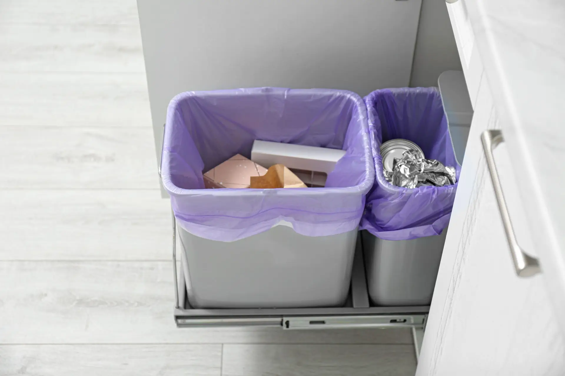 How to Clean Kitchen Trash Bins and Prevent Bad Odors